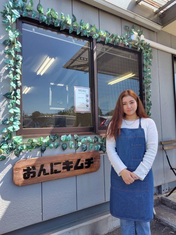 おんにキムチの店頭で微笑む店主・東友里恵
